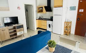 Apartamento nuevo y céntrico con Aire Acondicionado y Wifi -Solo familias o parejas-